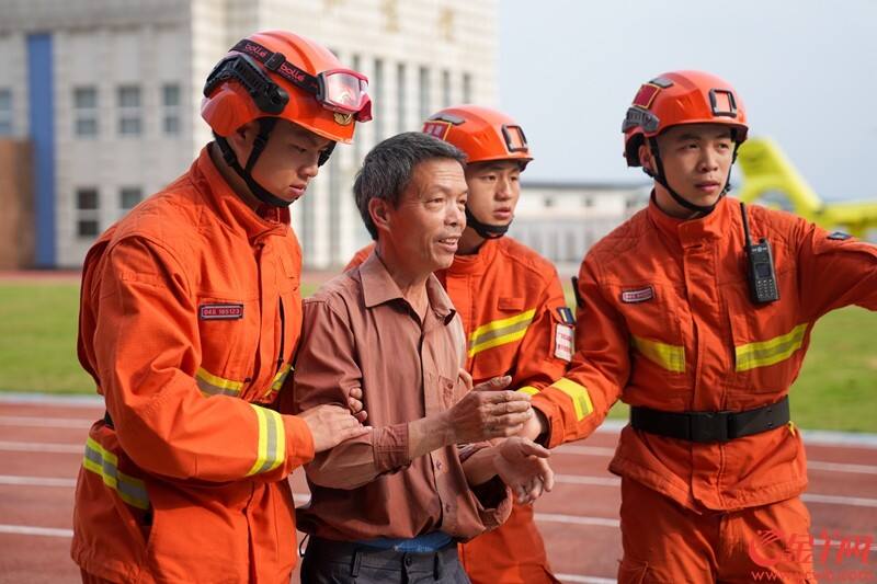 24日，为防范新一轮强降水，江湾镇部分居民通过直升机转运至位于韶关市区的广东省矿山救援韶关基地