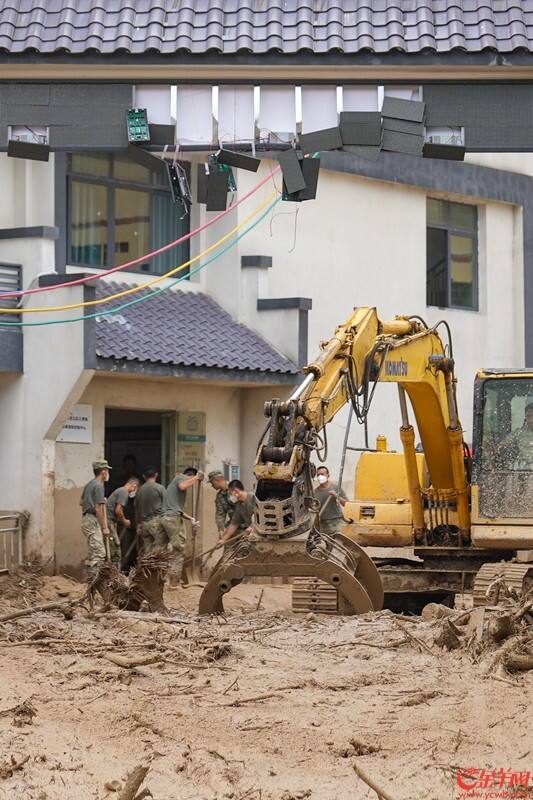22日，在韶关市武江区江湾卫生院内，大型机械和救援人员进行清淤工作
