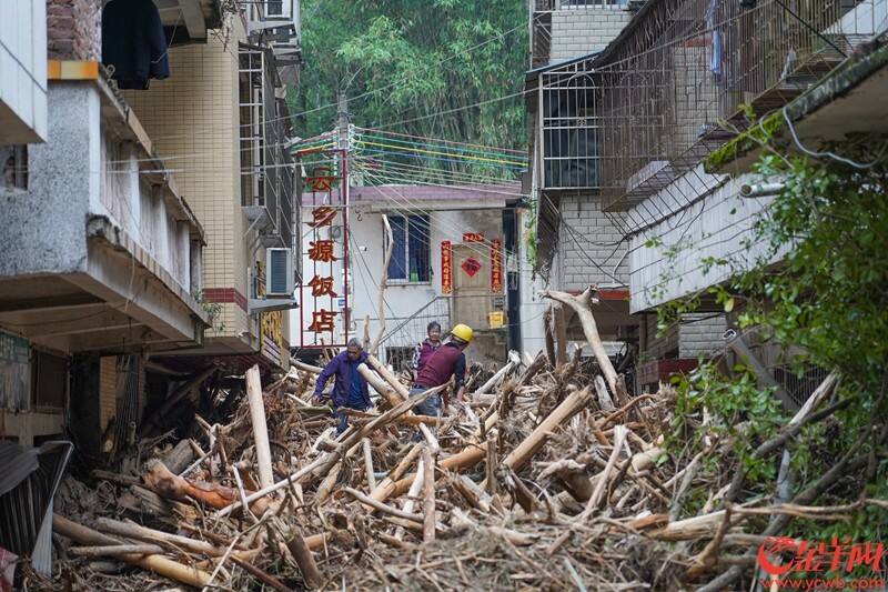 22日，洪水渐退，江湾镇居民清淤清障，努力恢复生活秩序