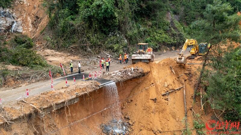 24日，进入江湾镇的道路中途一处因洪水冲刷导致路面底下损毁严重，铲车和挖机掘共同施工作业