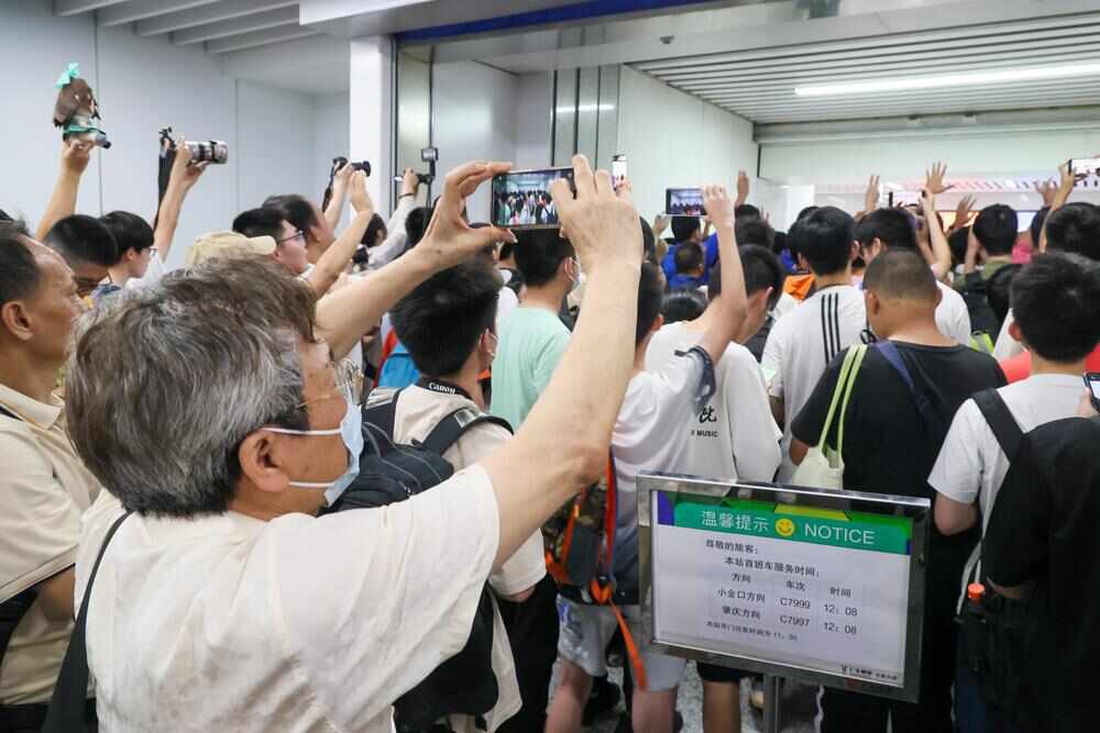 在广州南站地铁站与城际番禺站的换乘通道出口处,几十余名市民翘首以盼,等待番禺站正式“开门迎客” 在广州南站地铁站与城际番禺站的换乘通道出口处,几十余名市民翘首以盼,等待番禺站正式“开门迎客”