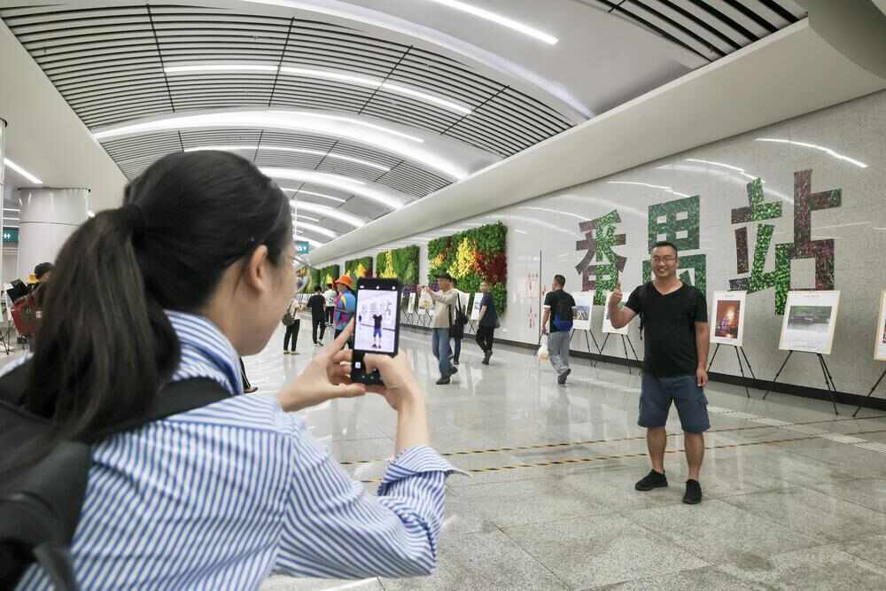 不少乘客在番禺站拍照打卡 不少乘客在番禺站拍照打卡