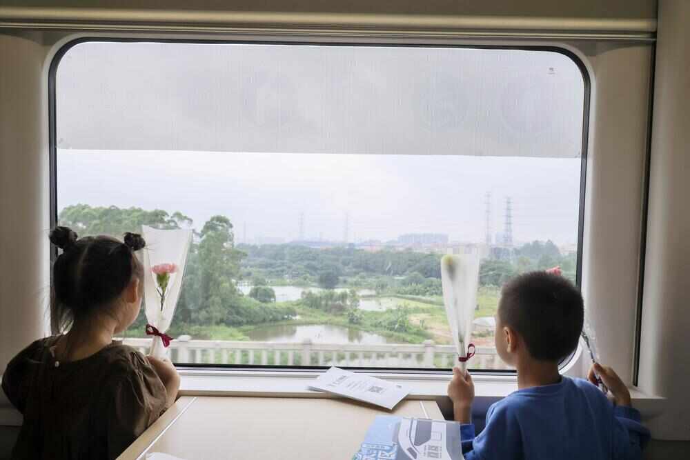 小朋友们乘坐佛莞城际(番禺—东莞西)首班车,欣赏窗外风景 小朋友们乘坐佛莞城际(番禺—东莞西)首班车,欣赏窗外风景