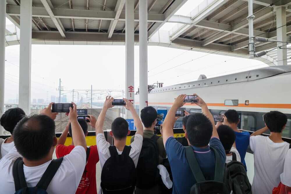 东莞西站,城际列车吸引了众多市民拍照打卡 东莞西站,城际列车吸引了众多市民拍照打卡