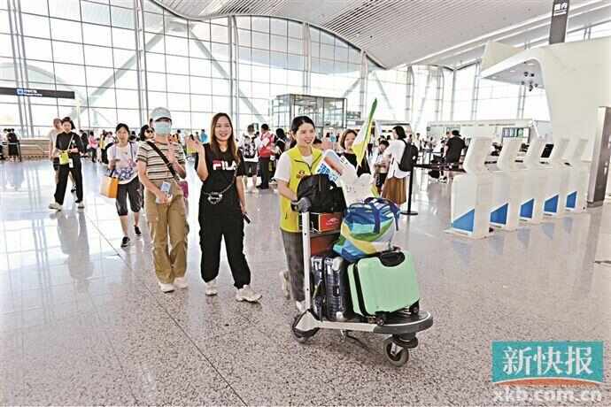 在白云机场出发的“酷爽夏日”旅行团。通讯员供图