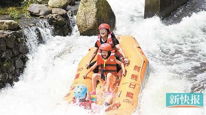 7月14日，游客在湖南省常宁市塔山瑶族乡西江漂流景区漂流。新华社发