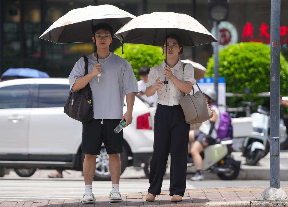  带好雨伞，在广东既可防高温太阳晒，也可防“下开水”天气。羊城晚报全媒体记者 梁怿韬 摄