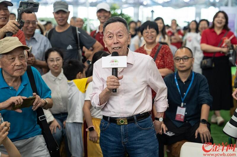 粤语相声表演艺术家黄俊英为新书发布送上祝贺