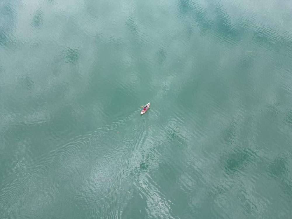 网友用无人机拍摄的文竹漂流场景