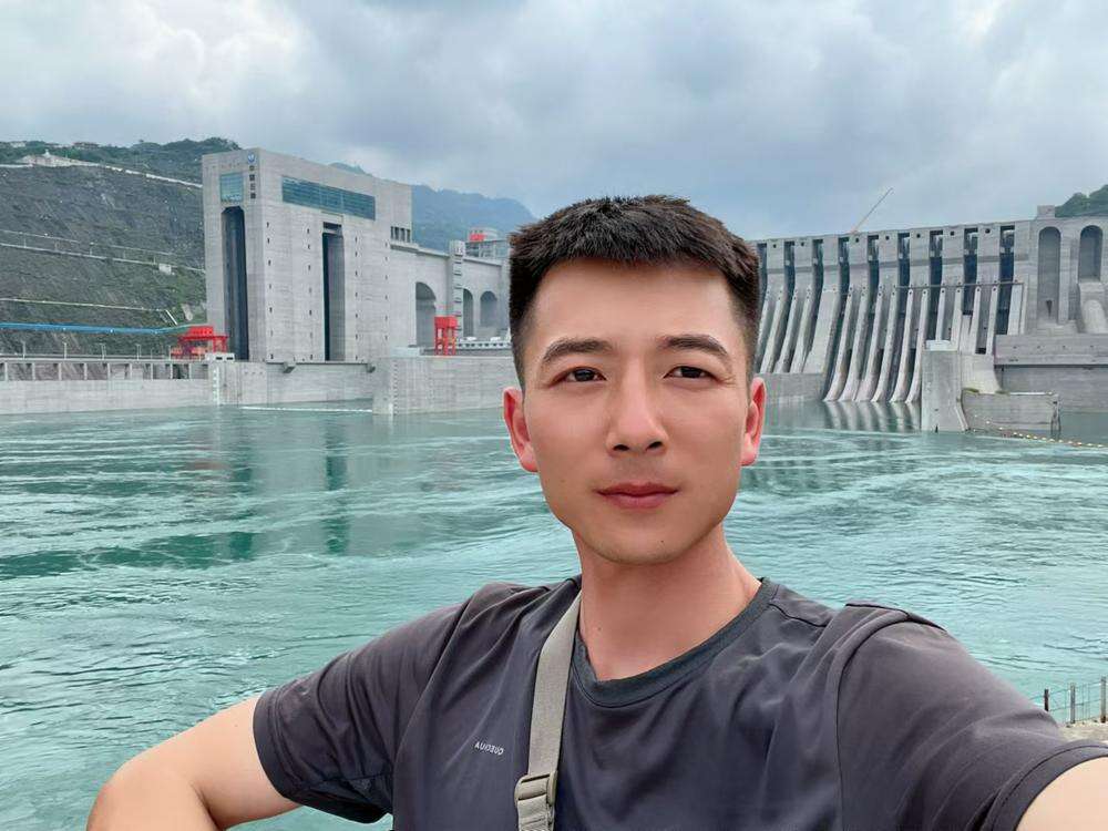 文竹在向家坝水电站前