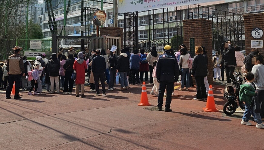 △今年3月，首尔东部一小学，保安和教职员工阻止家长进入