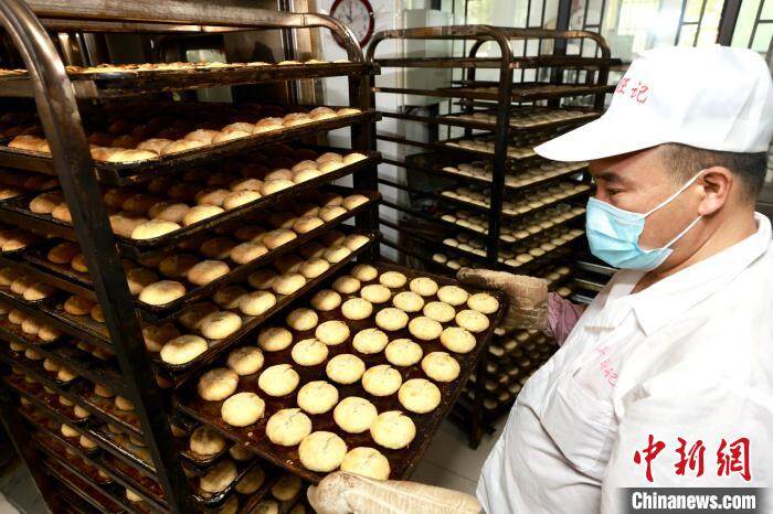 9月5日，浙江嘉兴秀洲新塍，师傅正在将新鲜出炉的月饼端出烤箱。　秀洲区委宣传部供图