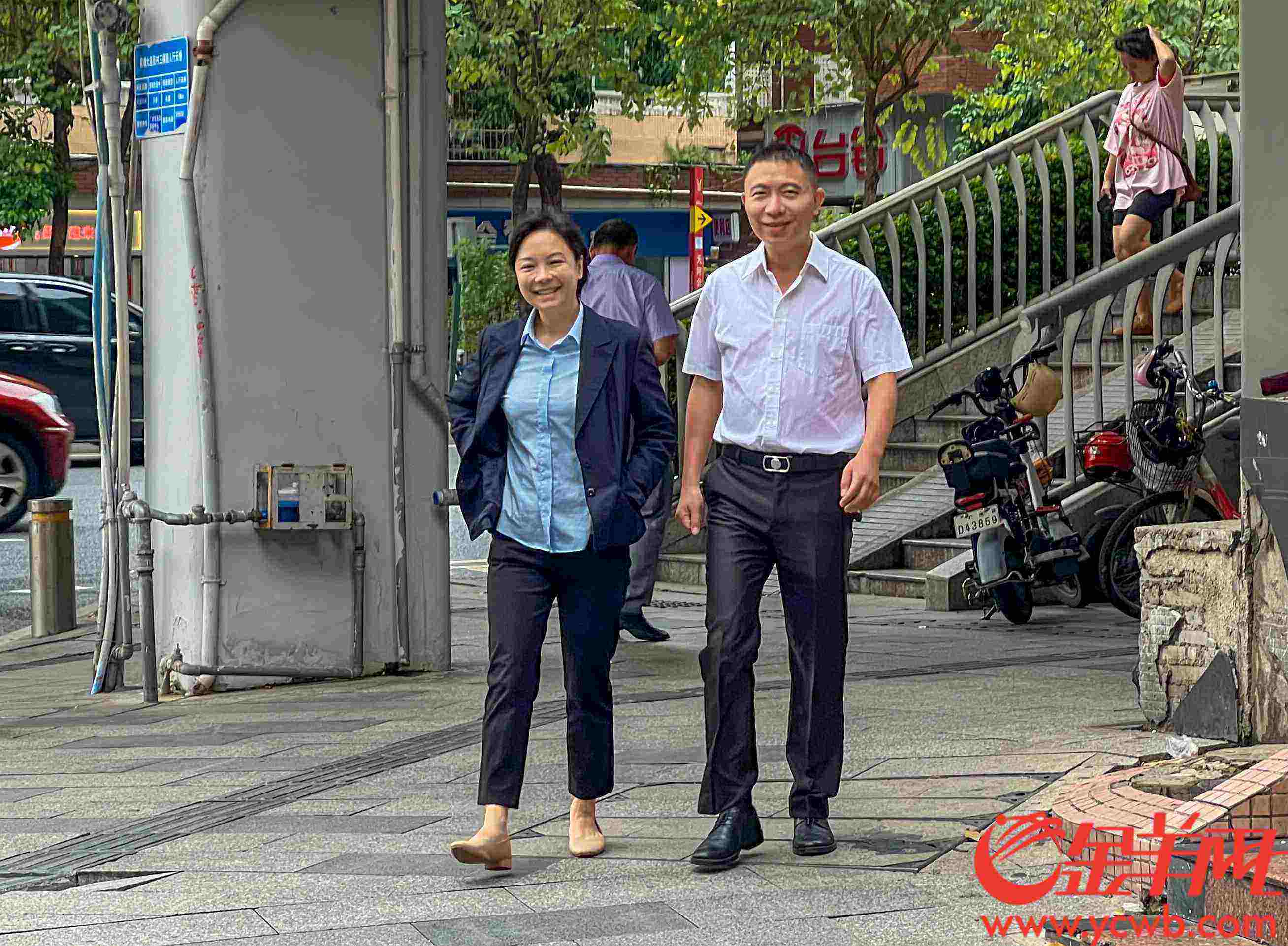 9月23日上午，广州受冷空气影响，既有市民穿长袖衣上街，也有市民仍穿短袖衣上街